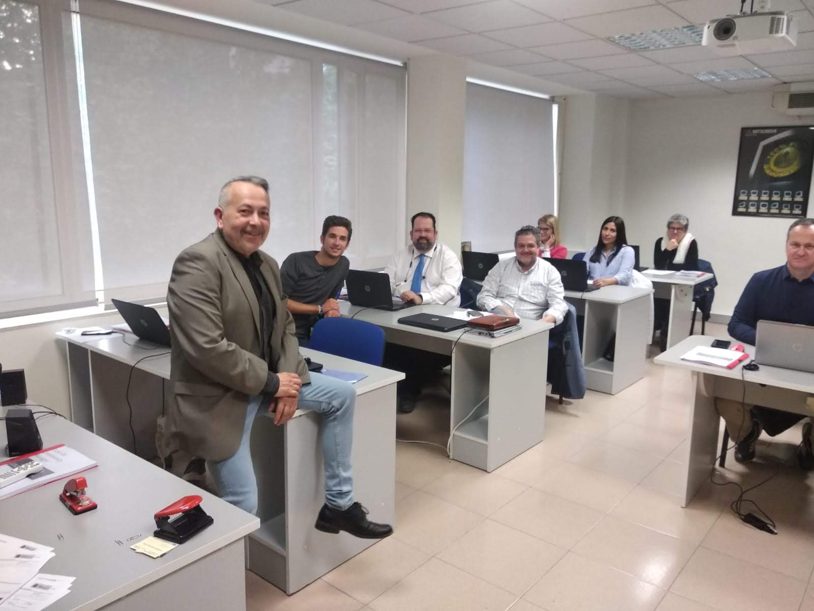 Formació presencial de Julián Parra amb alumnes treballant amb portàtils