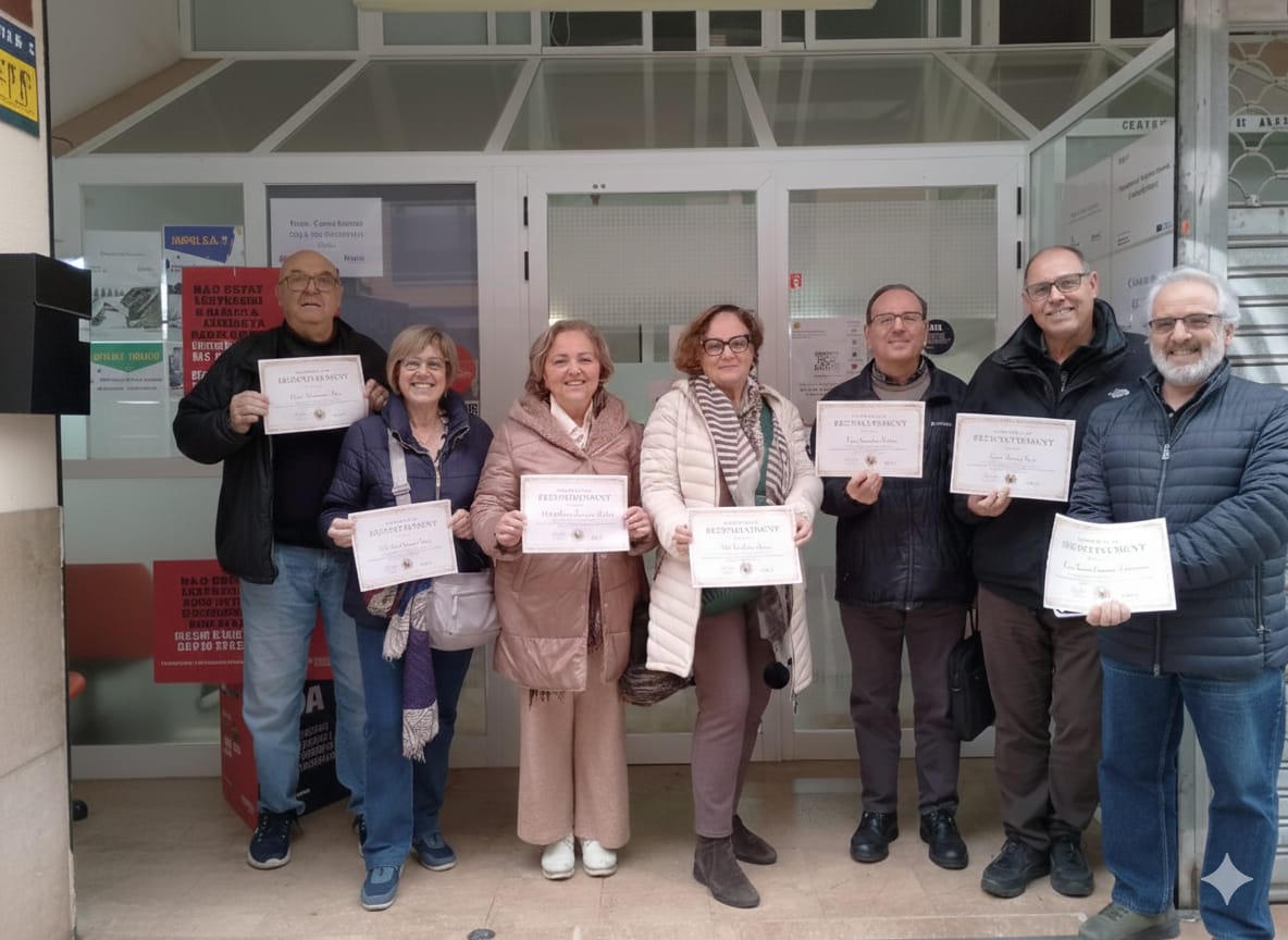 Grup d’alumnes mostrant els seus diplomes en acabar una formació
