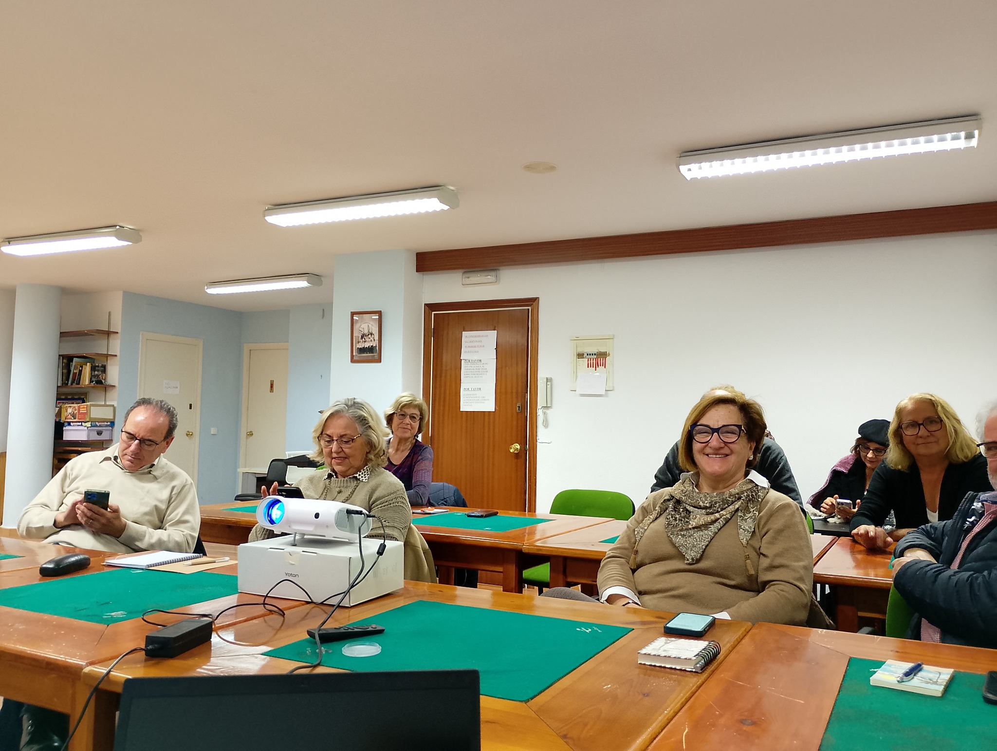 Sessió formativa amb alumnes sèniors aprenent eines digitals